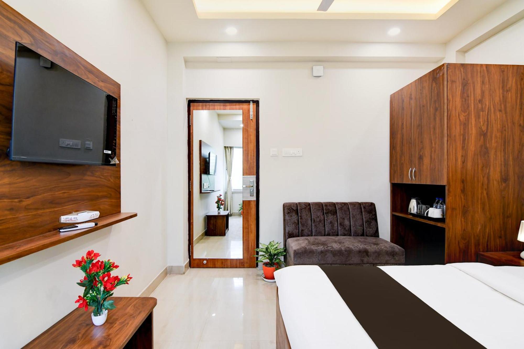 Super Townhouse Kaikhali Near Airport Kolkata Exterior photo